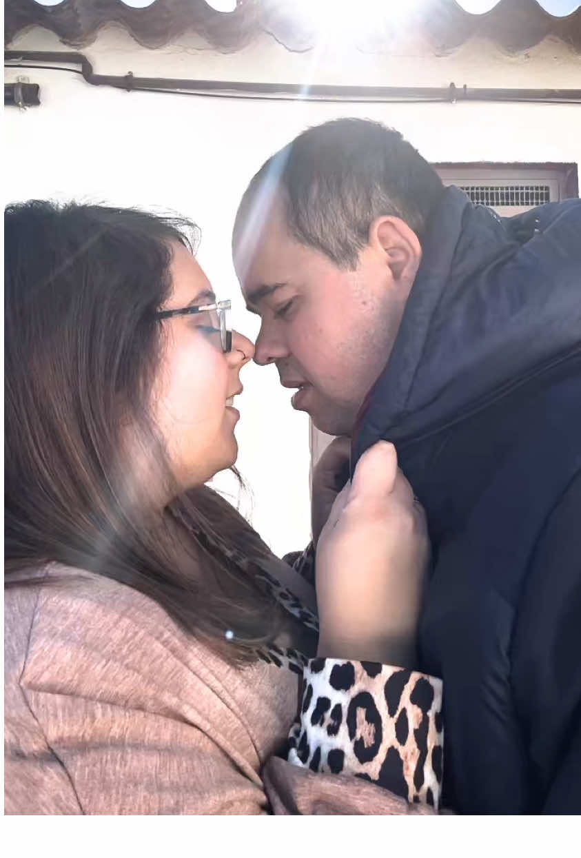 Intento hacer como que no quiero pero no puedo 😂🤣 #pareja #parejasgoals #parejasdetiktok #parejaintensa #intenso #pasion #mederrito #mederritodeamor #couple #couplegoals #coupletiktoks #coupletime #videoenpareja #videocouple #humor #humortiktok #humorenpareja #cosasdeparejas #cosasdepareja #cosasdenovios #365days #50sombrasdegrey #parati #entuparati #dejamesalir #dejamesalirenparati #fyp #foyou #foyoupage #pasionenpareja #lauraytoni #lauraytoni14 #pourtoii #pourtoipage #fpy #videolove #videocouple 