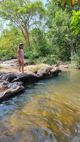 Só diversao 😁  #cachoeira #crianças #filhos 