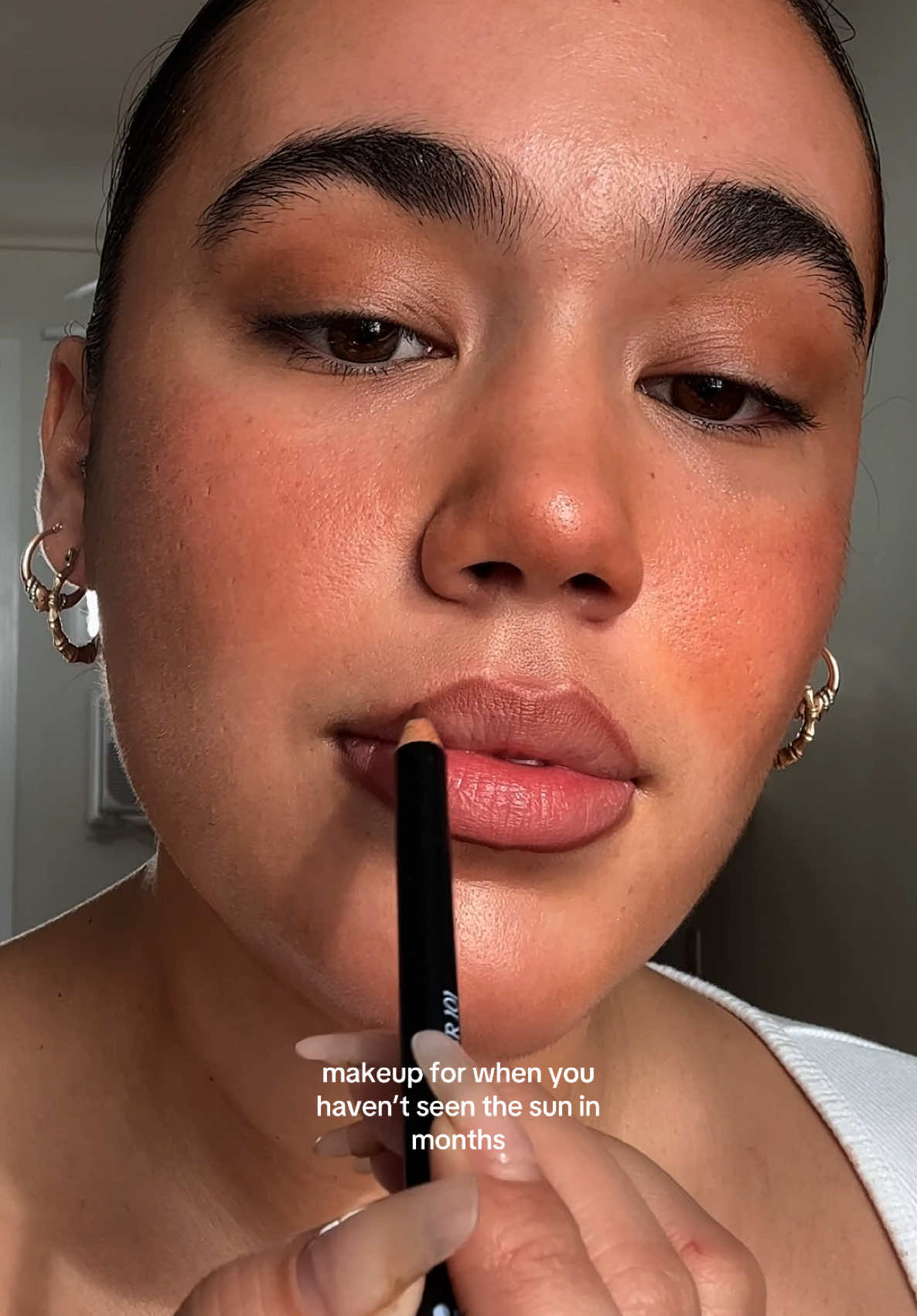 warming up winter skin 🤎 Sky wears: Glowy Super Gel in Sunglow Dew Bronze in Swim Dew Blush in Spicy Lip Liner 101 in Tease Glossybounce in Push #bronzymakeup #cinnamongirl #cinnamongirlmakeup #saiesunglow 