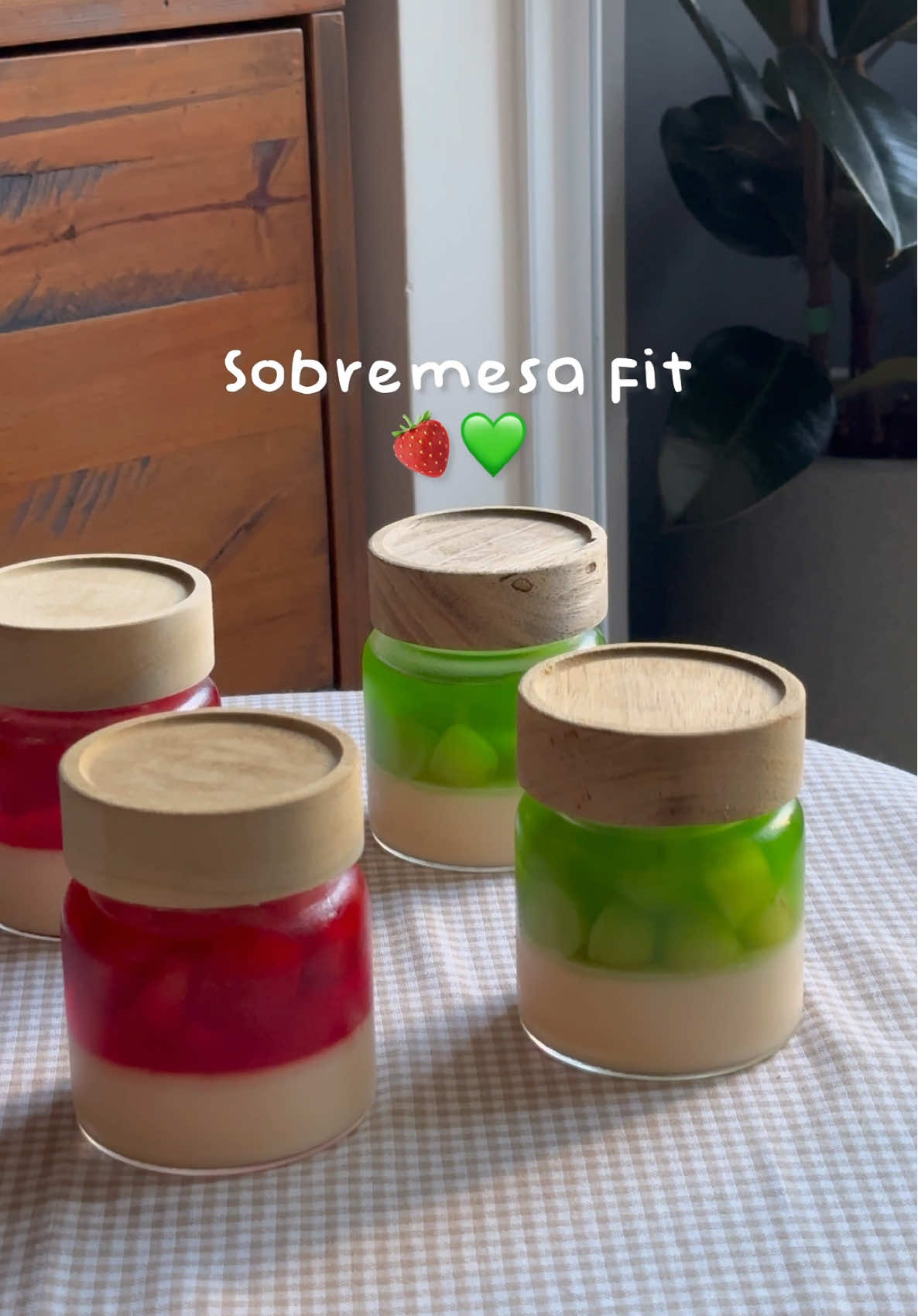 Linda e fácil! 🍓🍋‍🟩 Dicas: Prepara a gelatina com menos água que manda preparar na embalagem. O sabor fica mais concentrado! E sério, coloca limão na gelatina! Fica muuuito bom 🤤 #receitafit #sobremesafit #receita #gelatina 