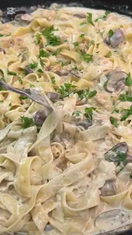المفضلة وأطيب من المطاعم المقادير: زيت زيتون صدور دجاج مقطعين ۲۰ غ زبدة بصل وسط مقطع علبة فطر كاملة ٤ حبات توم مقطع ۲ كوب كريمة طبخ كوب حليب قليل الدسم او بتقدروا كل الكمية كريمة اذا ما بدكن حليب جبنة بارميجان فلفل اسود اوريغانو ملح كوب من مي سلق الباستا علبة باستا فيتوتشيني ا#فيتوتشيني #باستا #اكلات_سريعة_التحضير_ولذيذه #ظبخات_سريعة 