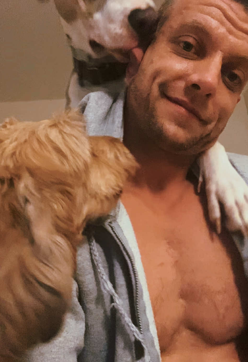 Gus and blu, welcoming me home. #dog #family #Love #laugh #happy #health #life #pitbull #dachshund #fit #Fitness #physique #aesthetic #bodybuilding #model #gym @Kimmy 
