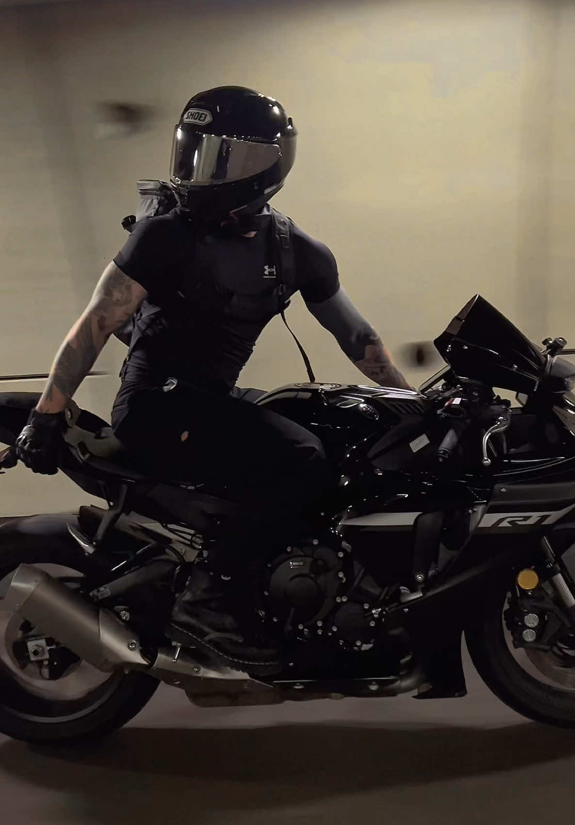 let’s go on a ride ? 👀 #bikelife #bike #biker #bikelover #motorcyclelife #motos #r1 #moto #yamahar1 #bikers #BookTok 