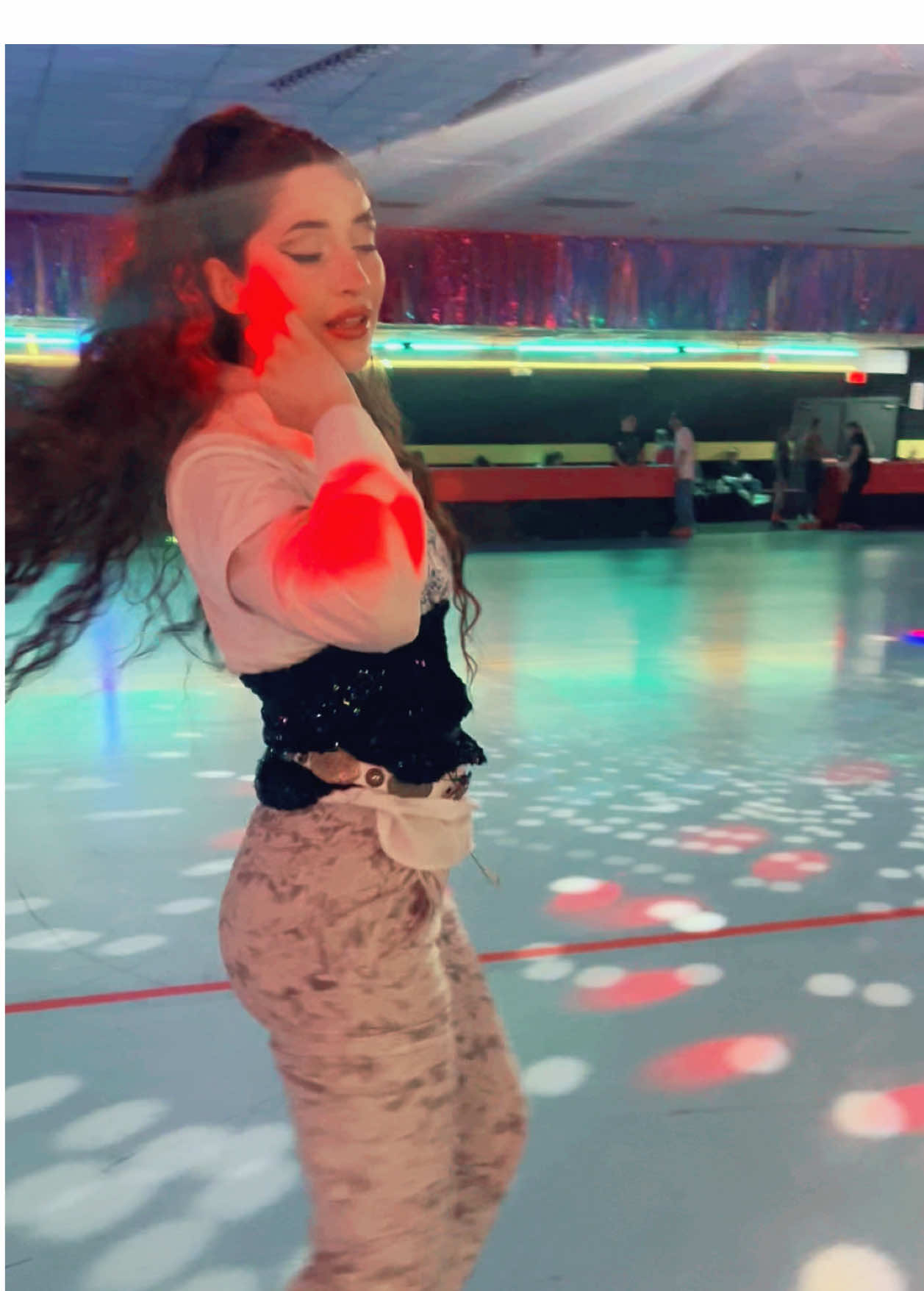 ⚡️🪩🕺🏼🥳✨🌠🛼🎶 #rollerskating #danceskate #fy #abq #jamskate #fyp #dancing #80s #80smusic #nm #viral #baddie #funk #fashion #diva #footwork #freestyle #earthwindandfire #oldschool 