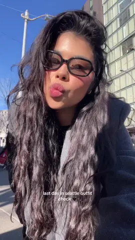 outfit checks 🖤 #seattle #singlelife #livingmybestlife #travel #seattlewashington #reminder #outfitcheck #outfitinspo #hm #uggs 
