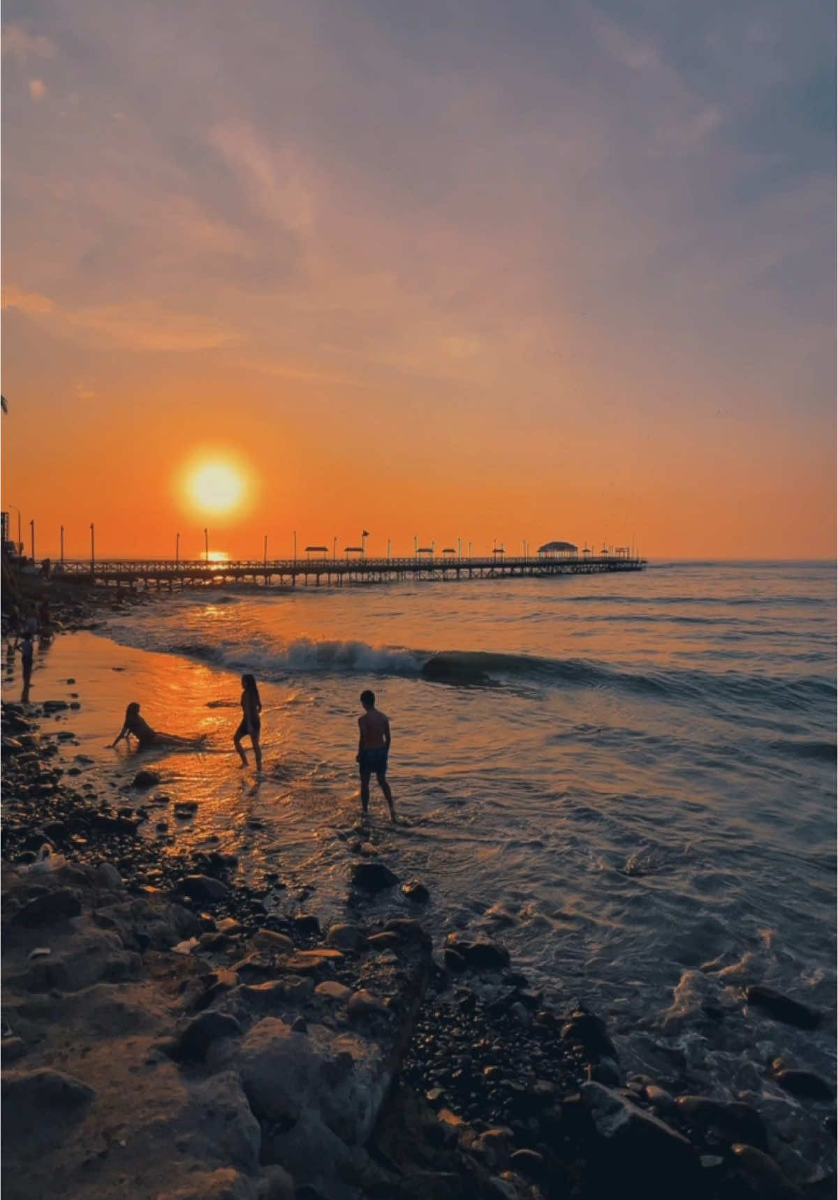 🌅 La playa, un atardecer y amigos que se sienten como casa 🌊 😎 📍Huanchaco - Trujillo   #huanchaco #sunsets #Amigos #fotografia #celular #fotocelular #iphone #13promax #friends #playa #verano #2025 #trujillo #CapCut 