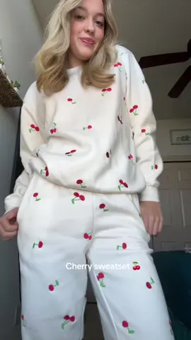 Cherry sweatset 😍#cherrysweatshirt #comfortable #comfyootd #OOTD #creatorsearchinsights 