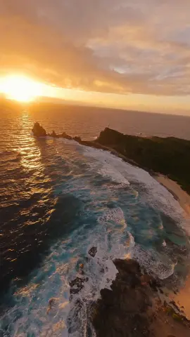 You NEED to check this spot at sunrise 🤯👇 Facing the Atlantic ocean, at the easternmost part of Guadeloupe, Castle Point is the perfect place to enjoy the sunrise while visiting the island!  Si vous visitez la Guadeloupe, la Pointe des Châteaux, tout à l'est de l'île, est LE spot parfait pour apprécier le lever du soleil face à l'océan Atlantique. #fpvcinematic #seascapes #crashingwaves #islandlife #caribbean 