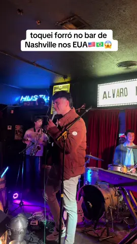 imagina você entrar num bar em Nashville-TN e se deparar com essa cena 😂🇧🇷🇺🇸 #nashville #madeinbrazil #estadosunidos #bar #country #forro #musica #tennessee #brazil #lorenzofortes #fyp 