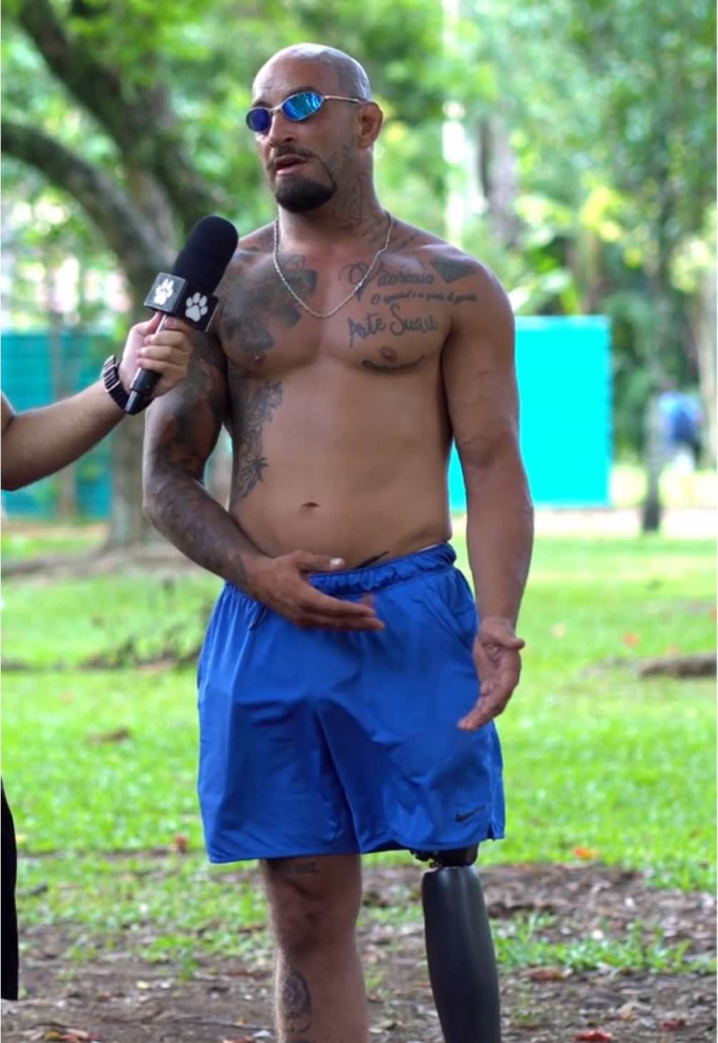 Tem um cachorro, luta e ainda é jogador de futebol profissional 😲 🦿🐾 #cachorro