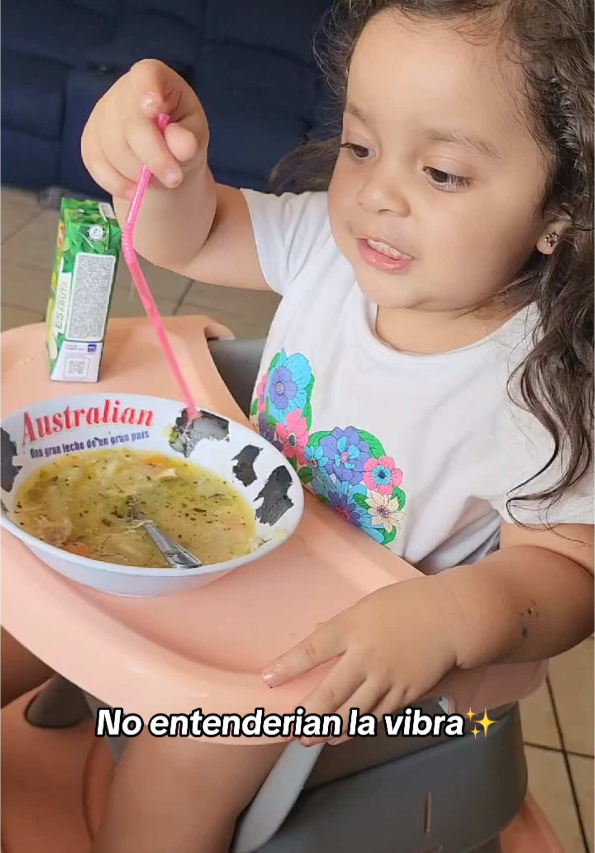 Mi hija y sus vibras raras 😂 tomando sopita con pajilla 🤭😏 #elsalvador #salvadoreña🇸🇻 #lavibra 