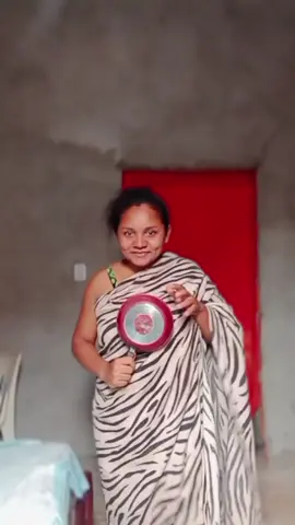 A frigideira serve de microfone e a indumentária é própria das grandes estrelas: Fabyzinha interpreta, como só ela sabe, Tina Turner, Simply The Best. Muito bom! Repost @oi_fabyzinha Visite o www.50emais.com.br - site feito para você que passou dos 50 anos: Vida Adulta Inteligente #site50emais #50emais #fabyzinha #artista #arte #tinaturner #simplythebest #dublagem #dublabem #sabeoquefaz #imitação