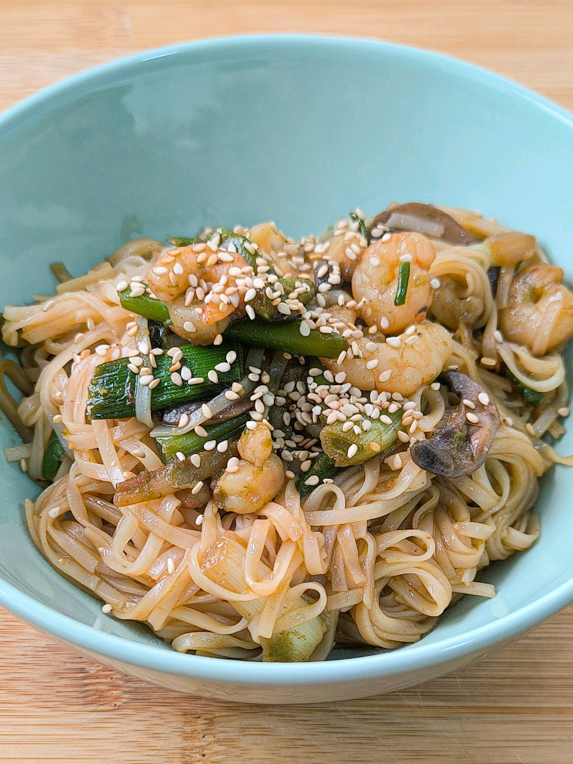 12/15 ideas para cenas rápidas y sanas‼️ Si te apetece un plato con un toque oriental, estos fideos de arroz con gambitas y verduras son perfectos para ti. Además utilizando este mix de congelados se preparan en pocos minutos y quedan geniales🙌🏻 ¿Te animas a probarlos? En mi perfil tienes más ideas fáciles y ricas como esta para inspirarte ¡Pásate a verlas!😉 📝INGREDIENTES - 1 chorrito de AOVE - 1 bolsa de verduras congeladas (que lleva gambitas, espárragos, ajos tiernos, champiñones y cebolla) - Fideos de arroz - Salsa de soja - Zumo de limón  - Ajo en polvo - Salsa sriracha - Semillas de sésamo ¡Que aproveche!😊 #gambas #esparragos #cenas  #cenasaludable #comidaoriental #recetasfaciles #comerbien #soja #congelados #alimentacionsaludable