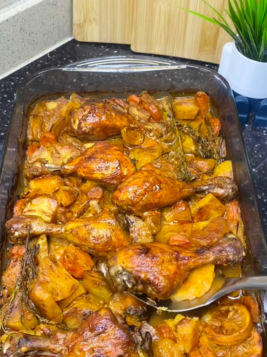فخاد الدجاج مع الخضار بطريقة صحية وبتشهييي جربوها بهي الطريقة ورح تتدعوولي 🥰👌 تتبيبلة الدجاج ♥️♥️ 3فصوص ثوم  2حبةبندورة  3ملعقة لبن زبادي  4ملاعق دبس رمان  3ملاعق زيت زيتون  عصير حبيتين ليمون  ملح،فلفل اسود،بهارت مشكلة ،هيل بوردة،ببريكا،كركم#افخاد_دجاج_بلفرن #طبخاتي #طبخ #مطبخ_مروة 