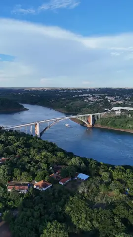 Elevándonos sobre el Río Paraná, mi dron y yo compartimos la vista del Puente de la Amistad. / Soaring above the Paraná River, my drone and I share a breathtaking view of the Puente de la Amistad. #ParanaRiver #DroneView #SouthAmerica #TravelGram #ExploreParaguay #BridgeViews #EngineeringMarvel #Brazil #PuenteDeLaAmistad #RioParana #VistaDeDrone #Sudamerica #Viajes #ExploraParaguay #Brasil #VistasDelPuente #MaravillaDeLaIngenieria
