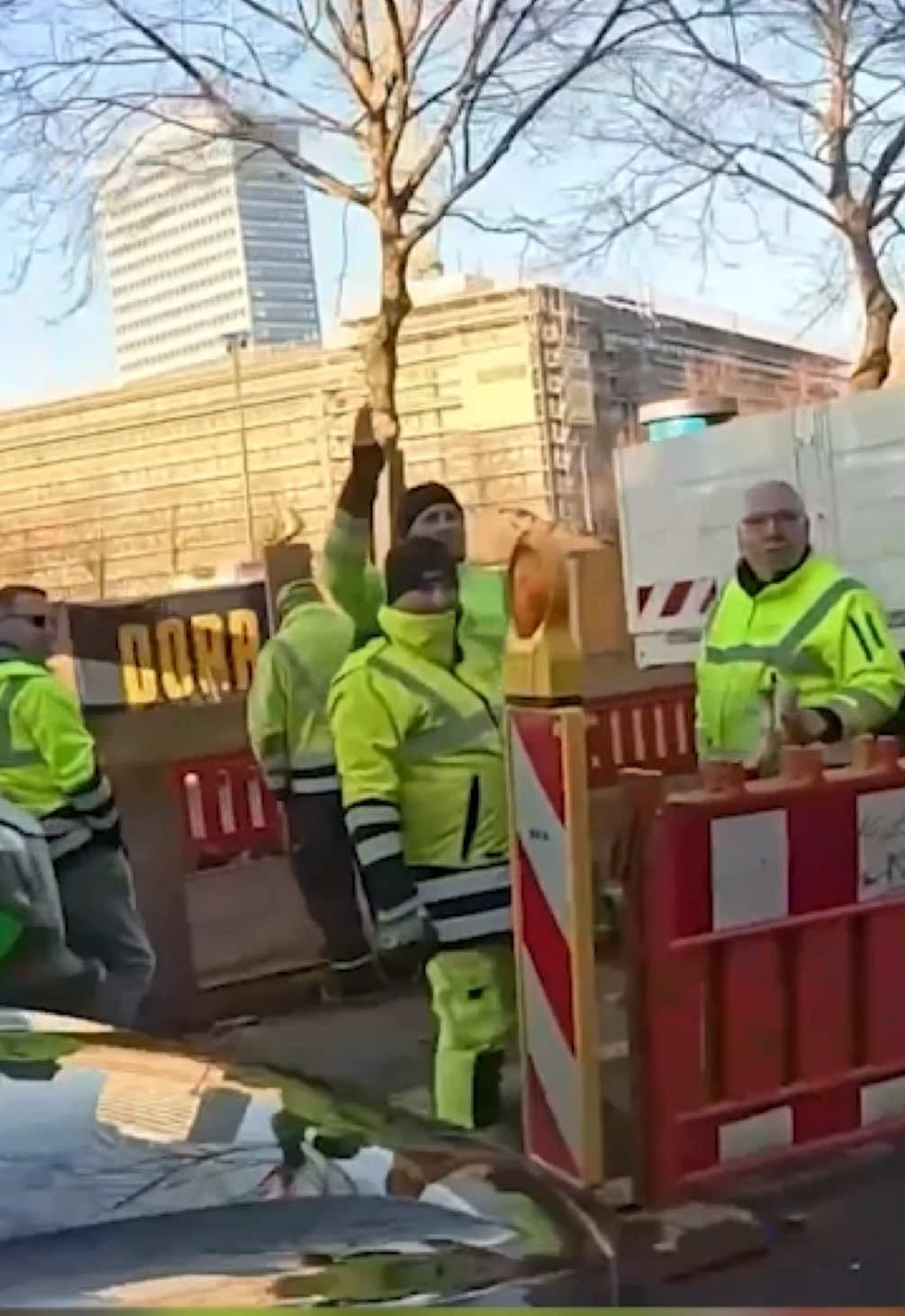 Grüße an alle Bauarbeiter! 