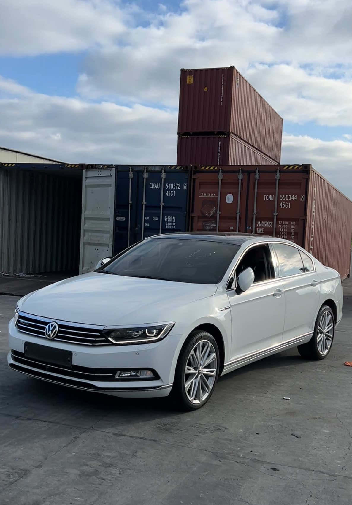 ❄️🚘 Volkswagen Passat 2018 2.0 TDI – Comfort & Efficiency! 🇩🇪✨ Meet the Volkswagen Passat 2018, a perfect mix of elegance, reliability, and fuel efficiency! This sedan, finished in a stunning Ice White color ❄️, exudes class and sophistication. The 2.0 TDI turbo diesel engine ensures smooth performance with excellent fuel economy, making it ideal for both city drives and long trips. With just 70,000 km on the clock, this car is in great condition and ready for new adventures. 🔥 Specifications: ✅ Engine: 2.0 TDI Turbo Diesel ✅ Drive: Front-Wheel Drive ✅ Transmission: Automatic ✅ Mileage: 70,000 km ✅ Condition: Excellent ✅ Imported from 🇰🇷 Korea 🚗 AutoConsul Logistics – your dream on wheels! Want one like this? Contact us, and we’ll make your dream a reality! 📩 --- #Romania #Moldova #Ukraine #Korea #VolkswagenPassat #Passat #AutoConsul #CarImport #DreamCar #AutoTrade #CarSales #DieselPower #CarLovers #GermanEngineering #icewhite 