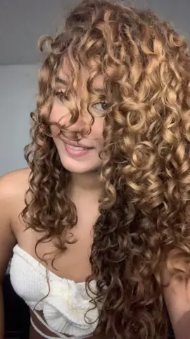 só pq meu cabelo tá bnt #fyyyyyyyyyyyyyyyy #explore_اكسبلور #dontletthisflop #fypp #explore #flyingmachinesplit #follow #cacheada #volumee @TikTok 