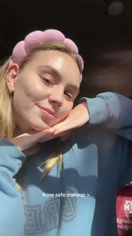 I’m going to miss filming right here 🥲 also what are y’all’s acne safe makeup recs I need some more  @Colorescience spf @YSL Beauty concealer   @Ogee Luxury Organics blush @Maybelline NY powder  @Laura Mercier powder blush & bronzer  @Charlotte Tilbury highlighter  @Lancôme mascara  @milkmakeup eyebrow stuff  @tarte cosmetics lip liner  @Summer Fridays lip gloss  #acnesafe #acnesafemakeup 