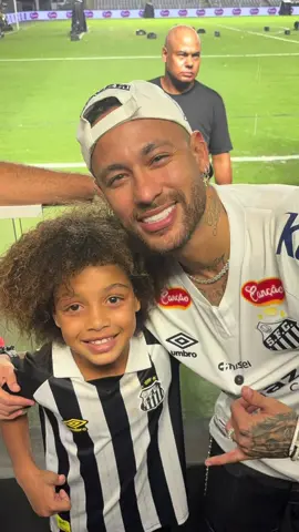 Ouvi do Davi Luca, que eu posso ser o próximo Neymar. Vocês tem ideia o quanto isso é importante, me motiva e faz com que eu sonhe mais alto! Obrigado pelo carinho Davi Luca, sou seu fã.🤍🖤 “Eu vou, mas eu volto!”📝 - Neymar Junior  O menino Ney voltou, festa na baixada✋🏽😜🤚🏽 #santosfc #neymarjr10 #meninosdavila 