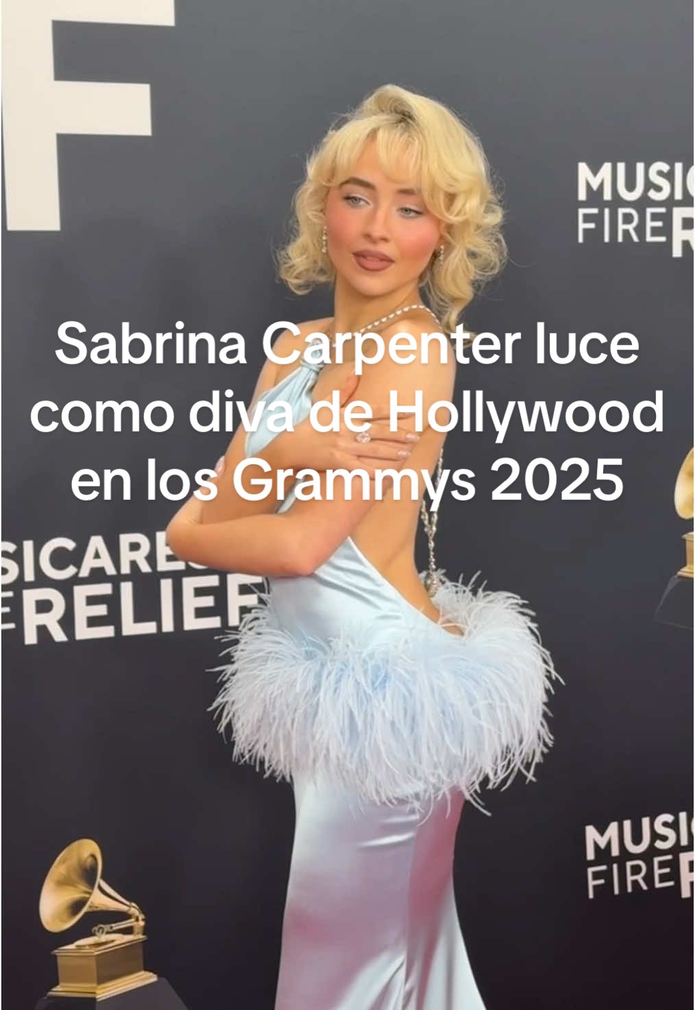 ¡Llegó! #SabrinaCarpenter hace su aparición en la #redcarpet de los #GRAMMYs de esta noche luciendo como toda una diva clásica de #Holywood. Llevó un vestido satinado en azul bebé con plumas en la cadera. #moda #belleza #GRAMMYs2025 