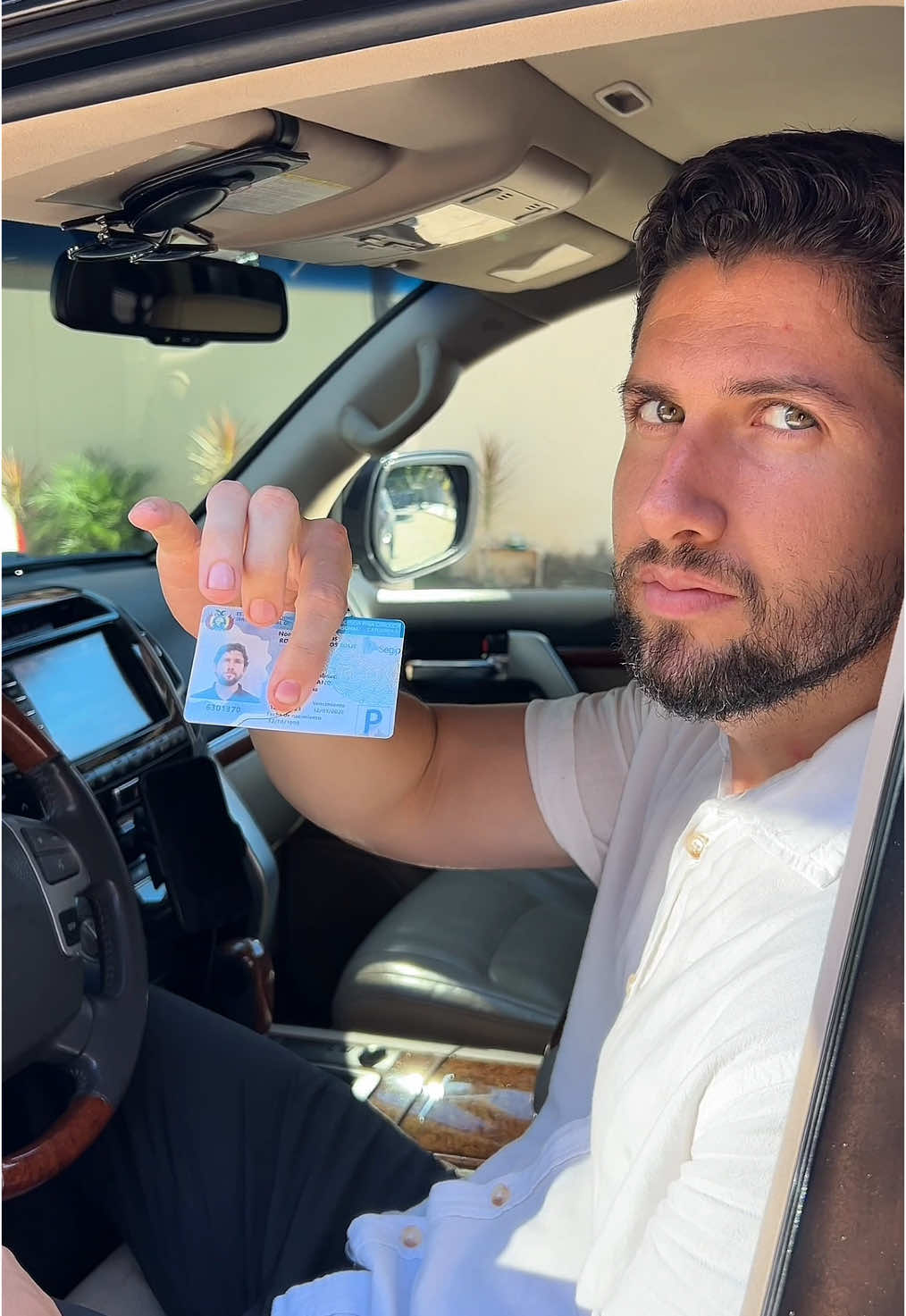 Todo en su lugar, con un solo clip. Presentamos el nuevo CarClip de Moon Project: el accesorio minimalista que sujeta tus gafas y guarda tu licencia de forma segura y elegante. Diseñado para acompañarte en cada trayecto, con la funcionalidad que necesitas y el estilo que tu vehículo merece. #MoonProject #CarClip #AccesoriosDeAuto #DiseñoMinimalista  #OrganizaciónInteligente  #AccesoriosPremium #CueroGenuino #MinimalismoFuncional  #PortaGafasDeAuto #AccesoriosDeCuero #DiseñoSofisticado