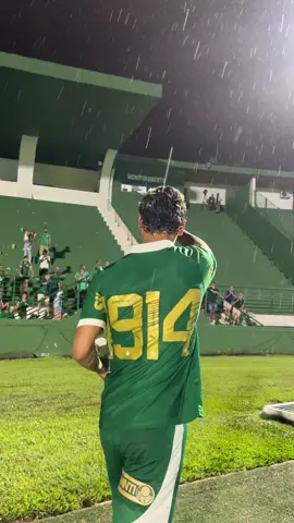 O fã clube do homem apareceu e queria até o manto de entrevista 😂 Todo o carinho com o Ríos em Campinas 🫶 #Palmeiras #TikTokEsportes #Colombia #RichardRíos 