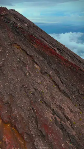 Mt slamet 📍Zona tidak boleh menyerah pos 9 plawangan menuju puncak #gunungslamet #gunungslamet3428mdpl #gunungslametviabambangan #gunungslametviagucipermadi #slametmountain #slametviabambangan #slamet 