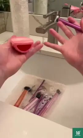 ✨ ¡Di adiós a las brochas sucias en segundos! ✨ Con nuestro limpiador de brochas automático, mantén tu maquillaje impecable sin esfuerzo. 💄💖 🚚 Envío GRATIS a todo Colombia 💰 Pago contra entrega ¡Pide el tuyo ahora y olvídate de la limpieza manual! 🛍️🔥 #maquillaje #viral_video #limpiezafácil 