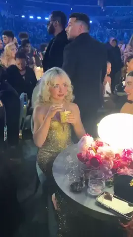 🇺🇸 Sabrina Carpenter drinking out of a matching flask at the 67th #GRAMMYs in Los Angeles! 🇧🇷 Sabrina Carpenter bebendo de um cantil combinando no 67º #GRAMMYs em Los Angeles! 🇪🇸 Sabrina Carpenter bebiendo de un termo a juego en los 67º #GRAMMYs en Los Ángeles! Hashtags: #SabrinaCarpenter #GRAMMYs #Flask #67thGRAMMYs #LosAngeles #MusicAwards