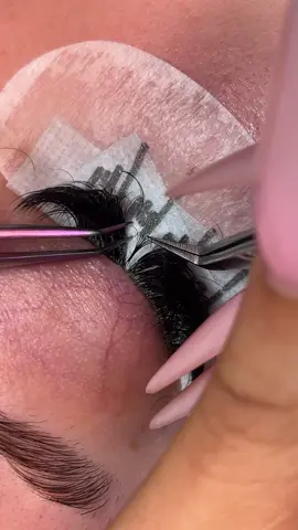 Placement is key when lashing 🔑  Hold the fan parallel to the natural lash before making contact—this helps the base attach seamlessly for better retention. Think of it like giving the fan a solid foundation to hold on to. To keep the glue from drying too fast, follow this flow: fan first, isolate, dip, then apply. It keeps things smooth and controlled. Leave a little breathing room—about 1–2 mm from the lash line—to avoid irritation or discomfort. And don’t forget to secure the fan with a gentle wiggle at the base. That little extra step makes a big difference for retention. It’s all in the details! New clients welcomed 🤍 #lashesoftiktok #pestañas #lashextensions #lashwithme #volumelashes #destinflorida #fortwaltonlashes #lashmapping #lashtech #lashing #lasheducation #lasheducator 