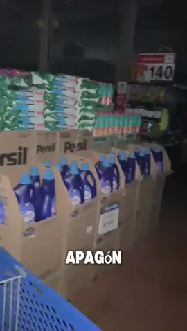 Apagón deja a oscuras a clientes en el  Walmart Serdán