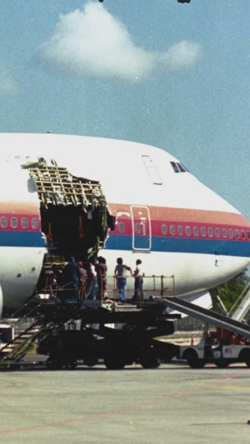 United Airlines Flight 811  #unitedairlines #united #Flight #boeing #boeing747 #b747 #airbus #mcdonnelldouglas #douglas #concorde #tupolev #supersonic #planes #antonov #cargo #air #flightradar24 #ilyushin #lockheed #lockheedmartin #bombardier #embraer #cessna #airport #mitsubishi #model #models #engine #aircraft #1989 