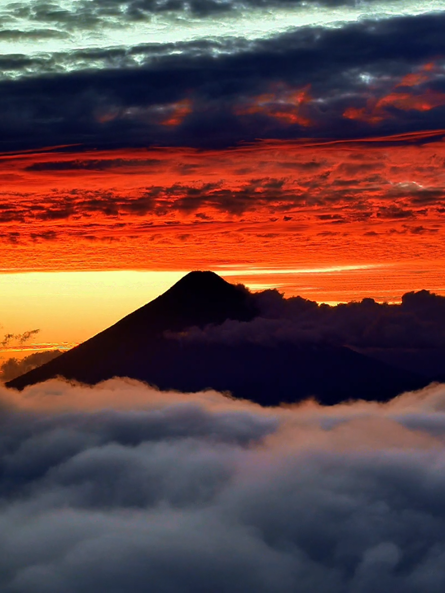 Simplemente increíble  🌄 🎨 👨‍🎨 🇬🇹🌋 #atardecer #atardeceres #crepusculo #montañas #nubes #entrenubes #fyp #paisaje #volcanes #goldenhour #volcandefuego #guatemala #bellezanatural #artista #naturaleza #vista #CapCut #artista #colors #Guatemala #atardeceres🌅 #atardeceresperfectos  #volcanes 