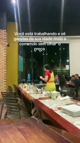 Algumas vezes eu me peguei reparando nisso é incrível como podemos nos comparar com uma realidade que está na nossa frente mas tão distante da gente…#trabalho #escala6x1 