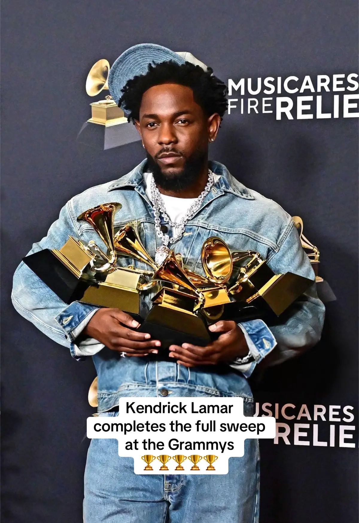 Kendrick goes 5/5 in all categories he was nominated in, taking home 5 Grammys for the night!!!! #kendricklamar #grammys #notlikeus #cleansweep #rap #hiphop 