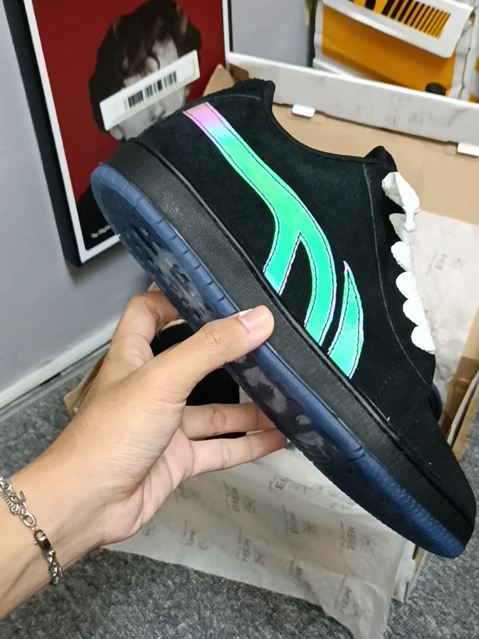 Emang boleh ada sepatu hitam yang bisa nyala kayak gini nih cuy. #outfit #sepatu #sepatusneakers #sepatukeren #sepatuhitam #racuntiktok 