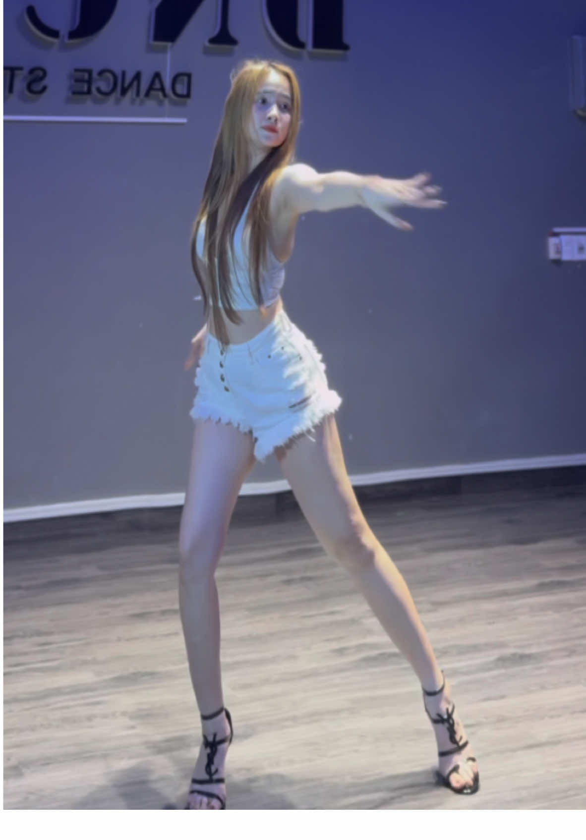 Đầu năm khai xuân e bắt đầu mở lớp dancebar feelbar trực tiếp ở Đnang nha. Ce đăng kí sớm nhận ưu đãi nha #fyp #xuhuong #viral #dancebar 