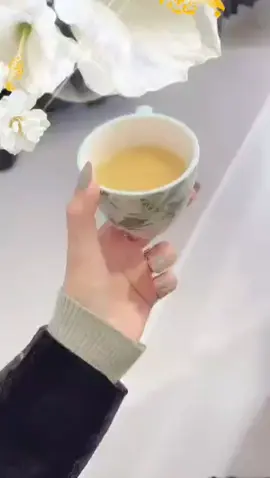 الانثى  لا تكبر ، و لا تشيخ ، إنها دائماً طِفلة والانثى   الأكثر جاذبية والمفلته حقًا. من تتميز ب الثقة، والذكاء العاطفي، واللطف، والنظرة  الإيجابية كلها مكونات حيوية  تجعل  المرأة أكثر جاذبية #