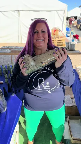 🤗🔮🌵✨  #tucsongemshow #tucson #BigCrystal #weenie #phallus #crystals #pyrite #crystalphallus #giantrock #mamamoonrocks #fyp #foryoupage