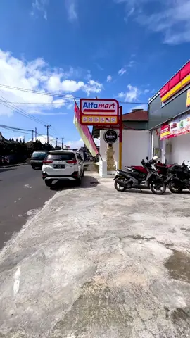 Dari luar sih biasa,begitu masuk ke dalam lsg wow view nya cakep bangeeet😍 Bolehlah ini jadi alfa mart tercakep… Ada yang pernah singgah di sini Gaaees😃 #kintamani #kintamanibali #kintamaniview #bangli #gianyar #shonjibalitour #jalanjalan #melalidibali #balikpapan 