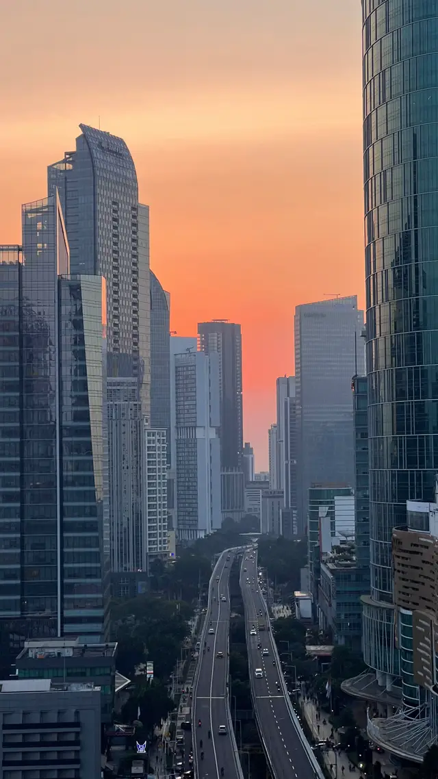 Kamu Hanya Perlu Lebih Baik dari Hari Kemarin, Bukan Lebih Baik Dari orang Lain .🍃 #citylife #citylights #metropolitan #urban #explorejakarta #Jakarta #skyscrapers #cityview #cityscapes #jktgo #sunset 