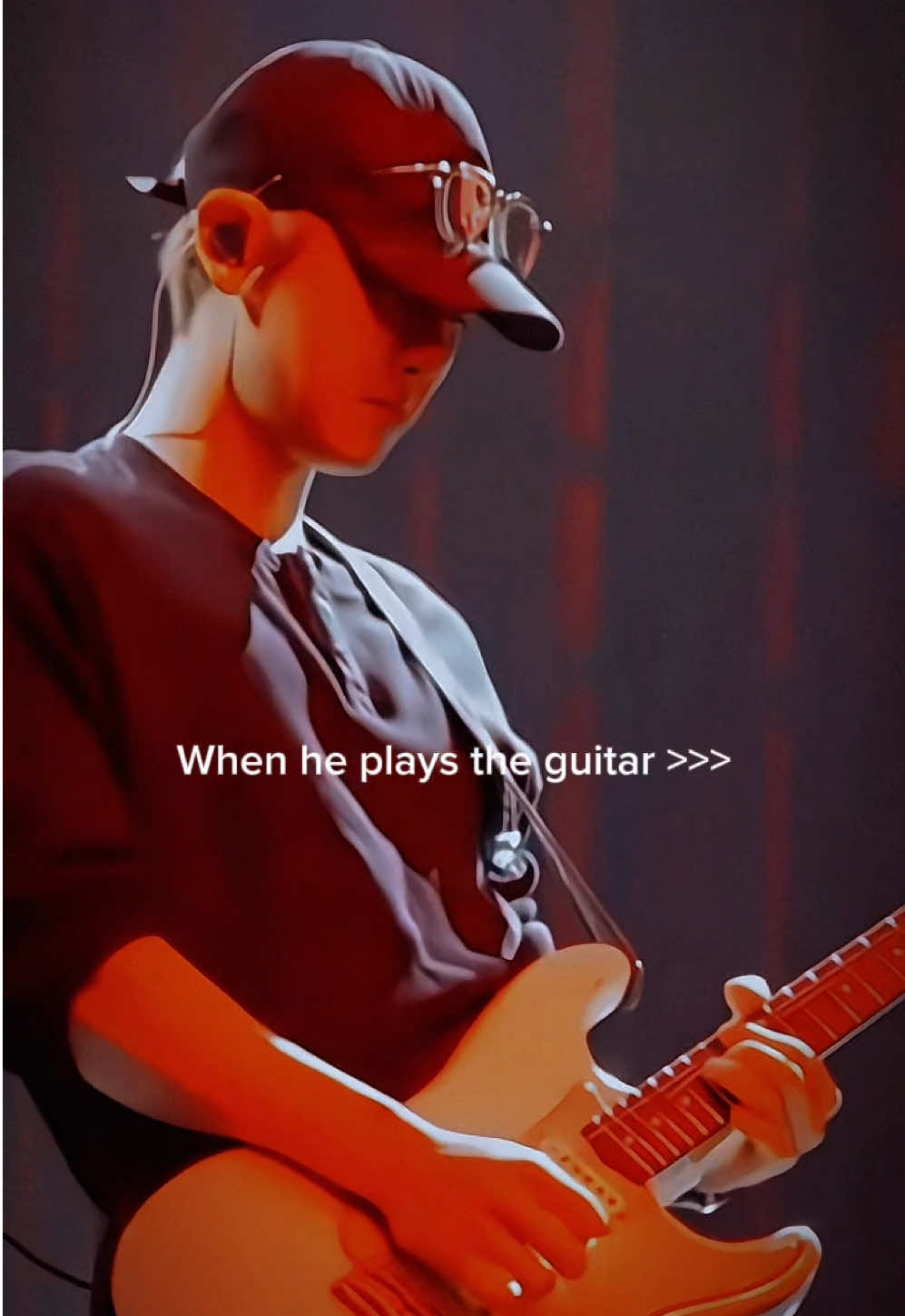 When Chanyeol plays the guitar 🎸 So cool, so awesome. #exo #exol #chanyeol #chanyeolexo #sologuitar 