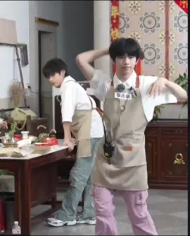 ကျန်းဟန်ယွဲ့ကလေ girl danceတွေကိုလည်း တစ်ကယ်ကတတ်တာ အဲ့ဒါကြောင့် gen 4က ကလေးတွေ girl danceကရမယ်ဆို သူ့ကို ဆရာတင်ထားတာ #tffamily_4th_generation #zhanghanrui 