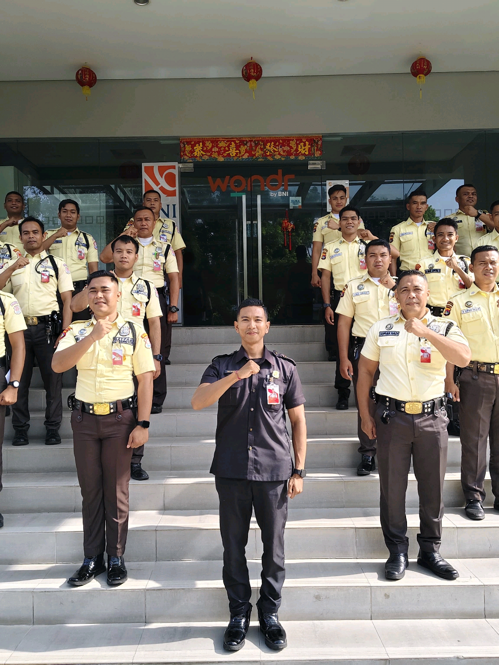 Pada hari minggu, 02 Februari 2025 telah terlaksan kegiatan pengarahan dan pengecekan kesiapan kelengkapan atribut satpam yang di ikuti oleh seluruh satpam yang ada di BNI Kantor Cabang Mataram.  Sebagai garda terdepan guna mendukung performa dalam menjaga keamanan ketertiban, informasi awal dan sebagai navigator nasabah. Tentunya kami harus mengutamakan penampilan untuk memberikan layanan terbaik. 👍👍💪💪 #satpamindonesia  #satpambni