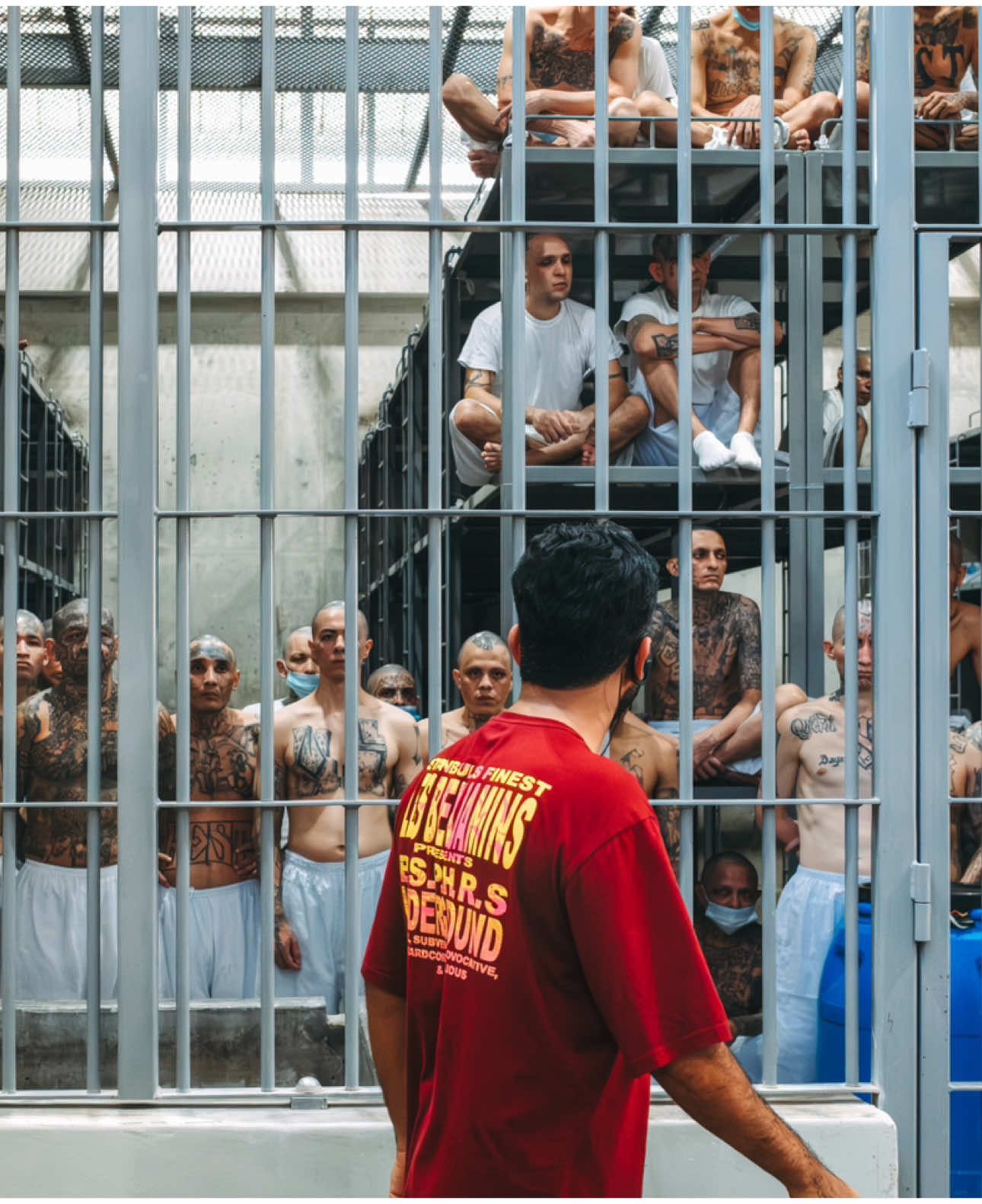 Inside CECOT 🇸🇻سجن السلفادور الضخم.. جحيم العصابات 