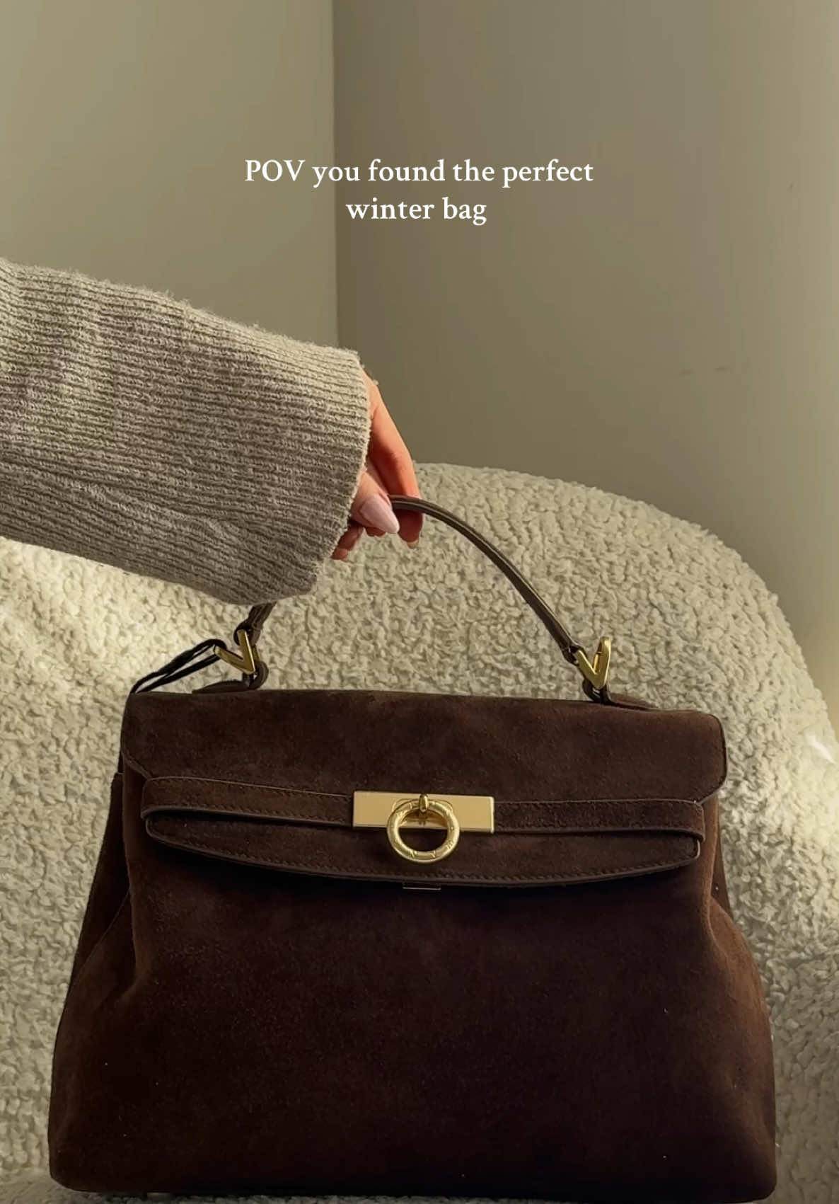Unboxing the perfect winter handbag from @Parisa Wang  #unboxing #bagunboxing #handbag #suedebag #asmrunboxing #luxurybag 