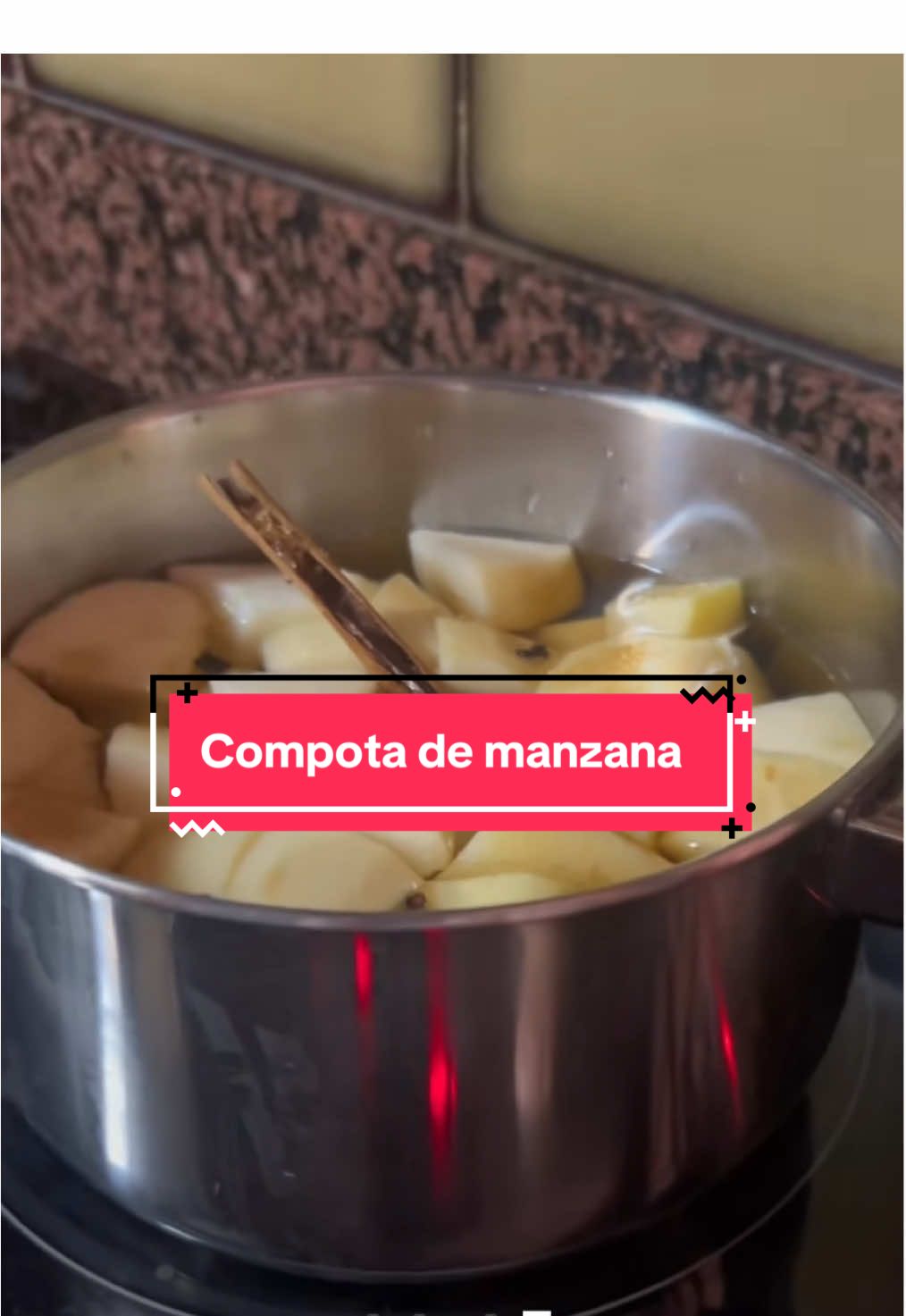 Compota de manzanas 🍎  Ingredientes: 2 manzanas peladas y picadas Azúcar común, morena o miel a gusto 1 rama de canela Clavo de olor Agua filtrada hasta cubrir las manzanas. Lleva fuego todo junto y cocinar hasta que las manzanas esten bien blanditas. Dejar enfriar y disfrutar. Ideal para comerlas durante todo el año #manzana #compotademanzanas #recetasfaciles #postresconmanzanas 
