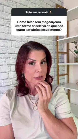 Você já percebeu que a vida sexual de muitos casais se torna precária quando não falam sobre o que não está funcionando? 💔 Esse silêncio acaba criando um ambiente de insatisfação que se arrasta por anos até que o casamento acaba por questões que podiam ter sido resolvidas. A conversa sobre isso é difícil, mas essencial. Então, como falar sem magoar e de forma assertiva? Aqui vão alguns passos: 1️⃣ Escolha o momento certo – nada de falar no meio de discussões ou quando o outro estiver estressado. Busque um ambiente mais tranquilo, onde ambos estarão prontos a ouvir.  2️⃣ Seja branda e atenciosa. Evite acusações como “você nunca” ou “você não faz”. Foque no que você sente, com empatia. 💬 3️⃣ Pergunte também como o outro se sente na relação. Isso abre o espaço para um diálogo mais saudável e evita que a conversa vire uma crítica unilateral. Lembre-se: a chave é o respeito e a empatia. Quando ambos se sentem ouvidos, as soluções surgem mais facilmente. Já teve essa conversa? Como foi a experiência? Compartilhe sua opinião nos comentários! Conheça o meu livro 👉🏻📚 “Casamento de sucesso” clique no link da Bio e adquira já o seu 🔗