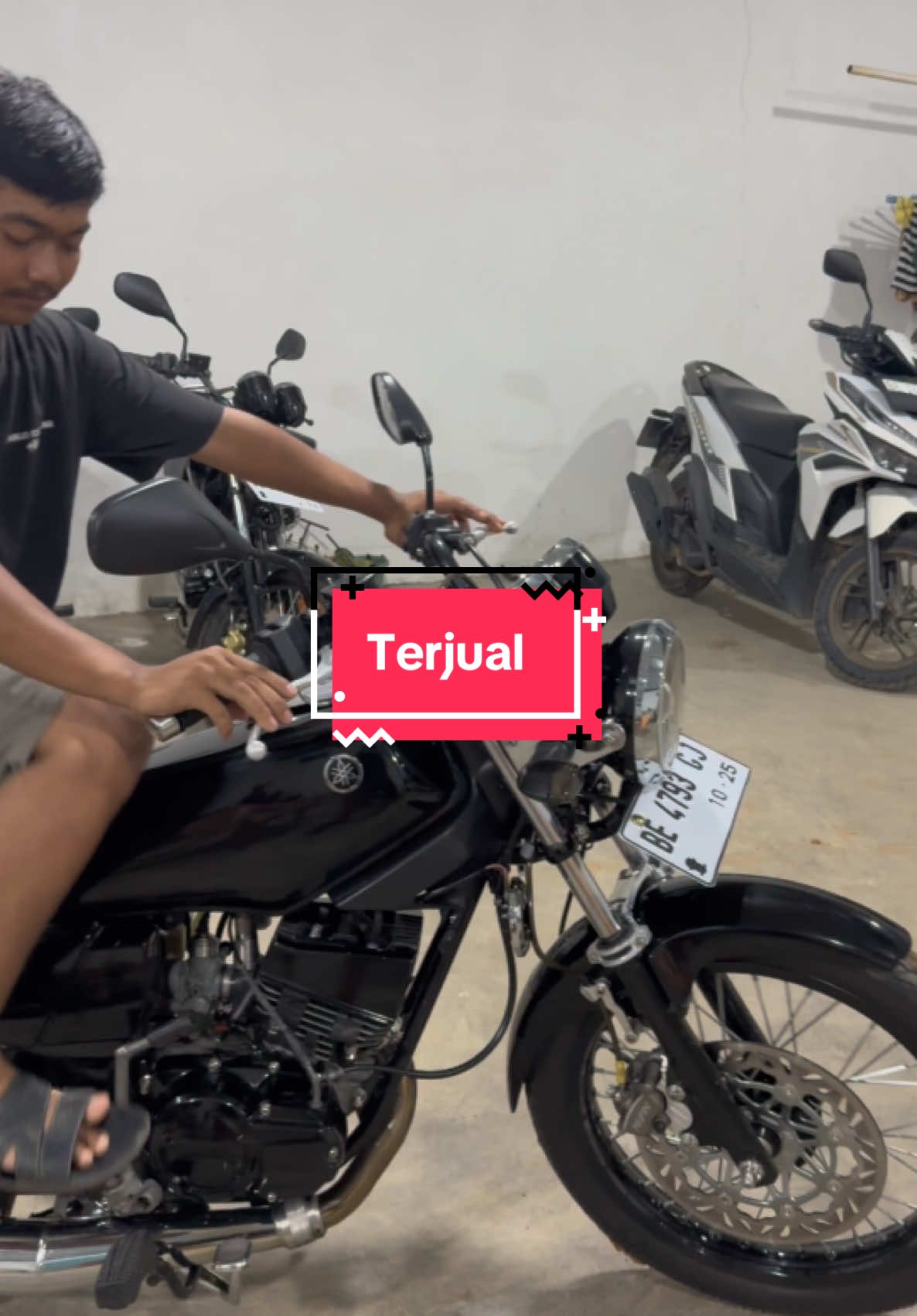 Lelaki tidak bercerita, tiba tiba jual motor kesayangan.. see you motor ireng 👋 #rxking #rxkingindonesia #rxking135cc #rxkingnusantara #rxkingmodifikasi #rxkinglampung #rxkinghitam 